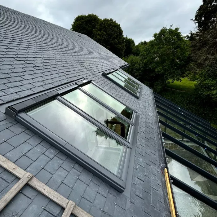Toiture en ardoise avec fenêtres de toit type Velux, pose et étanchéité lors de travaux de couverture